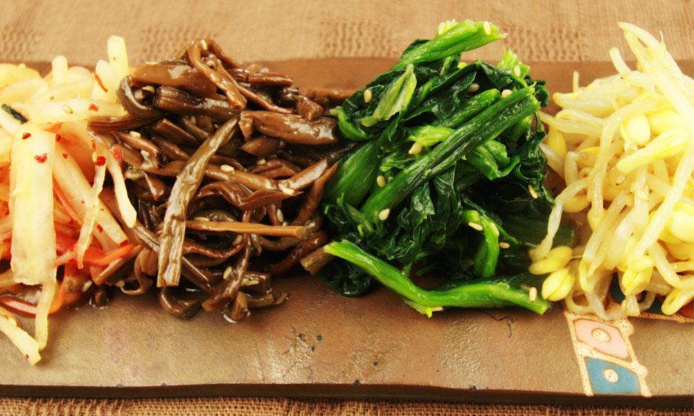 Side menu: Okinawa local specialty like Seaweed mozuku, sea grapes, Okinawa leek are well served here.